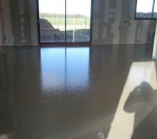 Chape planch&eacute; chauffant fraichement coul&eacute;e