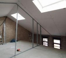 Rampants isolés et cloisons des mezzanines commencée
