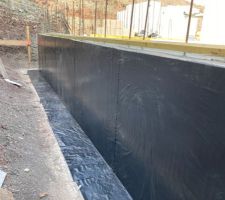 Mise en place d?une membrane étanche Soprema + Platon en protection de la membrane et installation d?un drain routier au sol + un drain agricole en deuxième nappe.