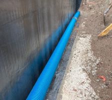 Mise en place d?une membrane étanche Soprema + Platon en protection de la membrane et installation d?un drain routier au sol + un drain agricole en deuxième nappe.