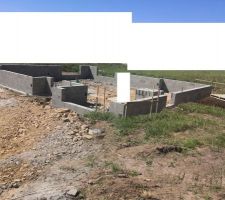 Les fondations se montent.