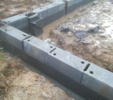 D&eacute;but des travaux du vide-sanitaire, tiens un parpaing pas droit.