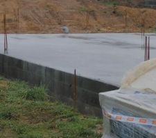 La dalle du vide sanitaire est coul&eacute;e, s&eacute;chage n&eacute;cessaire 3 semaines.