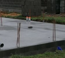 La dalle du vide sanitaire est coul&eacute;e, s&eacute;chage n&eacute;cessaire 3 semaines.