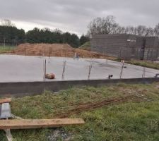 La dalle du vide sanitaire est coul&eacute;e, s&eacute;chage n&eacute;cessaire 3 semaines.