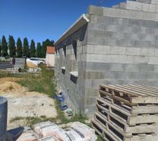 Rebords des fen&ecirc;tres et corniches pos&eacute;es.