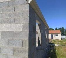 Rebords des fen&ecirc;tres et corniches pos&eacute;es.