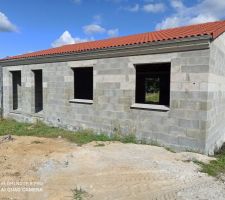 Hors d'eau, toiture posée.