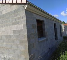 Hors d'eau, toiture posée.