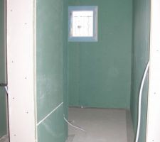 Salle de bain et a gauche wc