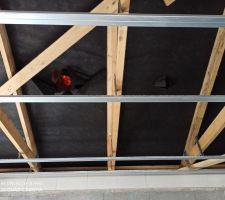 Selon le plombier la VMC devrait être plus haut (quid de l'isolation RT2012 ?)