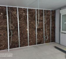 Des artisants étant sur le chantier, je peut voir l'avancée.
Pose de l'isolation et placo en cours