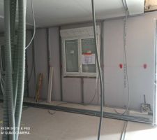 Des artisants étant sur le chantier, je peut voir l'avancée.
Pose de l'isolation et placo en cours