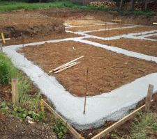Fondations coulées, avec le futur garage au premier plan