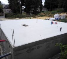 Dalle du rez-de-chaussée coulée ; on voit l'emplacement de la future trappe d'accès dans le garage.
