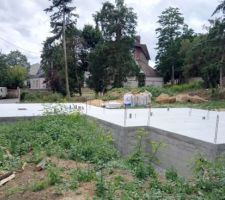 Dalle du rez-de-chaussée coulée ; on voit l'emplacement de la future trappe d'accès dans le garage.