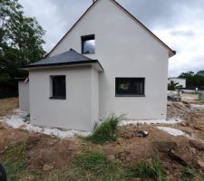 Enduits teintés dans la masse, finition grattée.
Vu de la chambre du bas et de la cuisine.