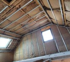 Isolation par rouleaux de laine de verre avec pare-vapeur.
Vu de l'&eacute;tage.