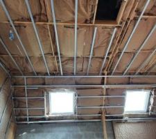 Isolation par rouleaux de laine de verre avec pare-vapeur.
Vu de l'&eacute;tage.