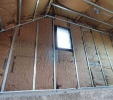 Isolation par rouleaux de laine de verre avec pare-vapeur.
Vu de l'&eacute;tage: salle de bain.