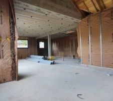 Isolation par rouleaux de laine de verre avec pare-vapeur.
Vu du salon