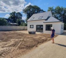 Finition de l'allée et délimitation de la futur terrasse.
