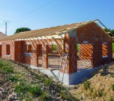 Charpente J1 : le montage de la charpente commence !