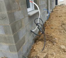 Arrière maison cable PAC, et tuyau pour robinet.