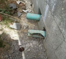 Détritue et tuyau d'évacuation cassé