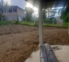Terrassement coté sud, une partie du terrain reste légèrement pentu