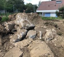 Début du terrassement
Grosse surprise des fondations d'une ancienne contruction de 80m2 avec des murs, dalle et pierre de taille.