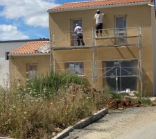 Enduit gratté en cours sur la face arrière