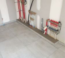 Coffrage de largeur XL r&eacute;alis&eacute; sans notre accord dans le cellier.
C'est propre mais inutilement large.