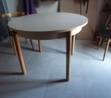 A vendre table de cuisine diamètre 1mètre avec rallonges centrales de 0.35 plateau mélaminé couleur coquille d'oeufs  pas abimé