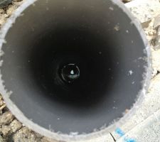 Le réseau EU est rempli d'eau qui ne s'écoule plus.

Cause : problème de branchement de la canalisation EU juste avant le regard extérieur en limite de propriété.