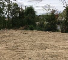 La terre de remblais a été étalée.