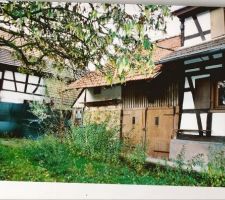 Vue de la cour et de l'entr&eacute;e du "garage" avec une marche d'environ 30cm que doit franchir ma p'tite voiture