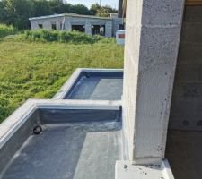 Toit plat d'une partie de la cuisine et du garage au fond