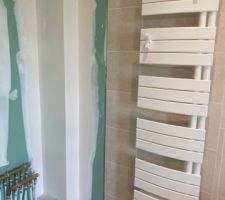 Salle de bain &eacute;tage finalis&eacute;e
emplacement futur placard