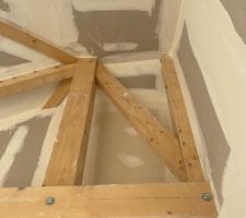 Poutre apparente salon : fissure horizontale qui s'&eacute;tire d&eacute;j&agrave;...