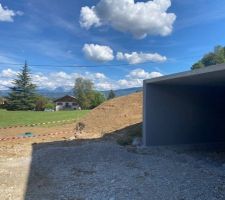 Abri voiture accolé au garage double
Emplacement début du futur escalier paysagé