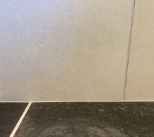 Salle de bain parentale
Devinette : où est le joint gris et où est le joint blanc ?