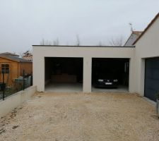 Et voilà le double garage enduit et fini ( vue depuis notre allée)