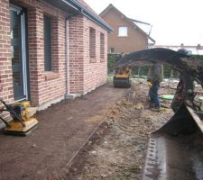 Préparation ou remblayage pour le trottoir devant la maison.