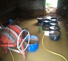 Les fouilles sont termin&eacute;es
La covid est pass&eacute;e, arr&ecirc;t du chantier
il pleut, beaucoup et longtemps ... c'est inond&eacute; 
Heureusement il y a une pompe vide cave qui permettra de sortir plus de 3000 L d'eau sale. Mais le sol, tr&egrave;s argileux, n&eacute;cessitera plusieurs semaines de s&eacute;chage avant d'&ecirc;tre praticable sans s'enfoncer jusqu'aux chevilles.
Ces inondations auront lieu deux fois ... premi&egrave;re fois, environ 10 jours apr&egrave;s les fouilles, la seconde la veille de la date pr&eacute;vue pour la reprise des travaux ... d&eacute;cal&eacute;s de nouveau jusque mi juillet :(