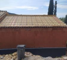 L'arrière de la maison, vue sur la partie séjour qui dispose d'un plafond rampant