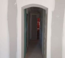 Hips, c'est pas droit chef...
Boah p'têtre quelle verra rien
L'entrée du couloir côté séjour