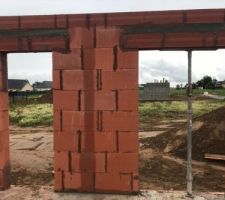 Coulage de béton dans le mur pour réalisation du poteau et maintiens du mur