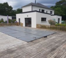 La piscine et une partie de la terrasse