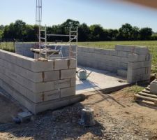 élévation des murs en parpaing de 25(4 premiers rangs) et 20